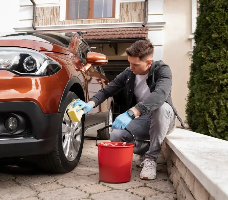 Lavage auto à domicile Caen : professionnel intervenant sur un véhicule